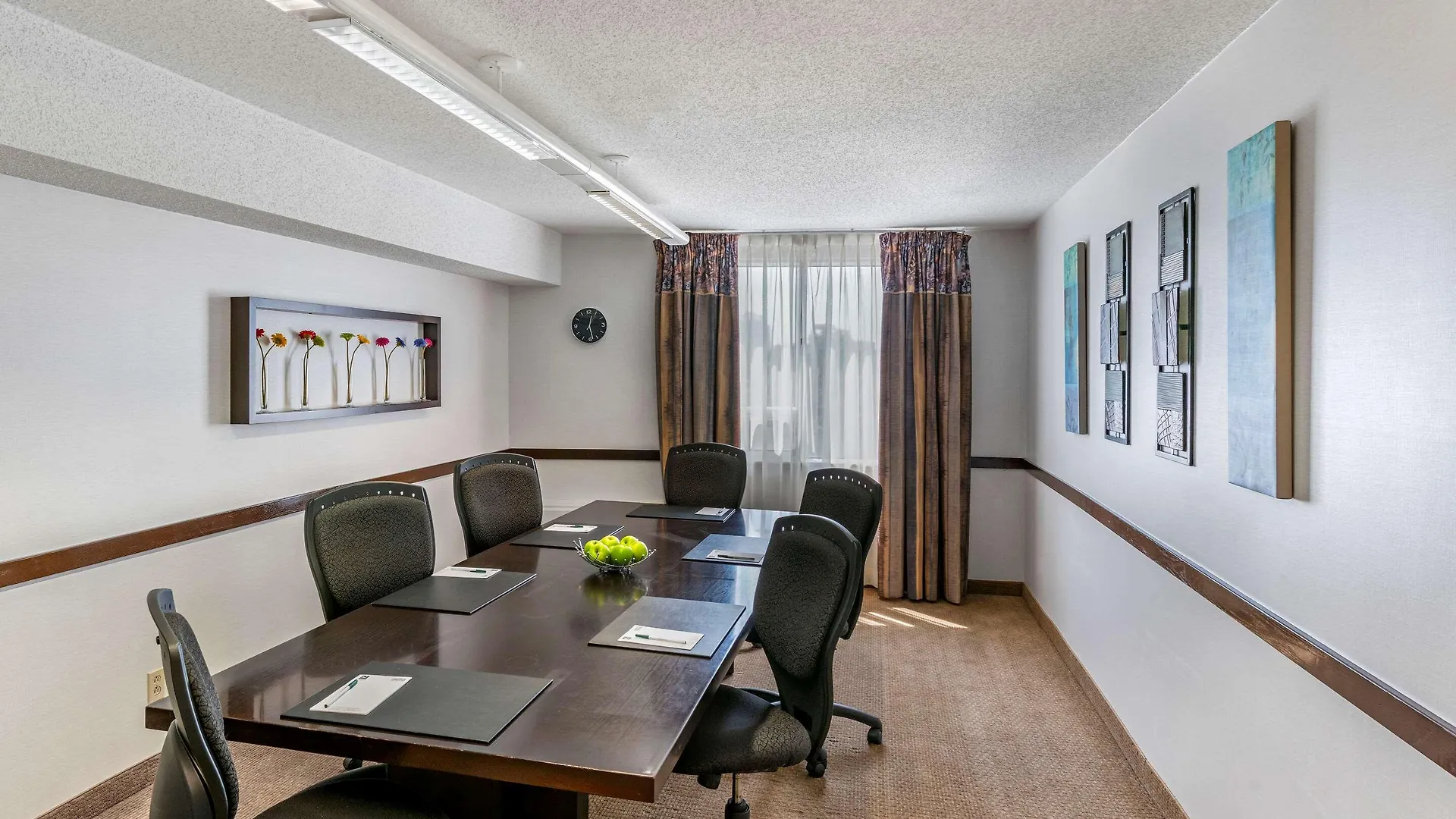 Quality Inn And Suites Montreal East 3*,